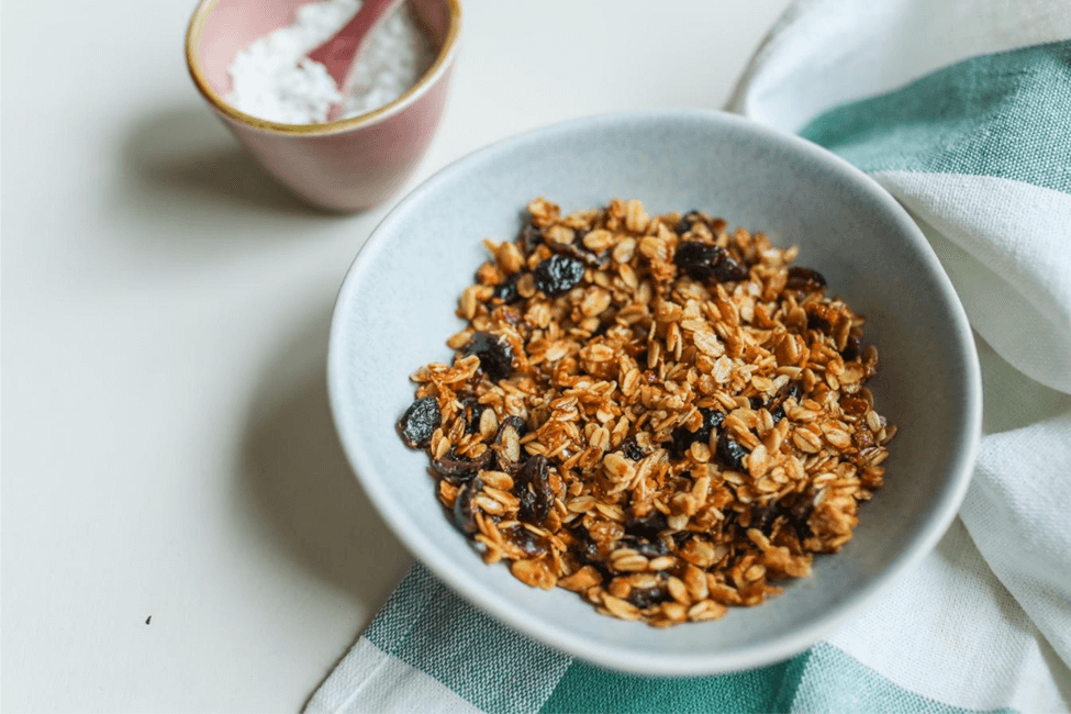 HEALTHY HOMEMADE GRANOLA WITH RAISINS 1 1